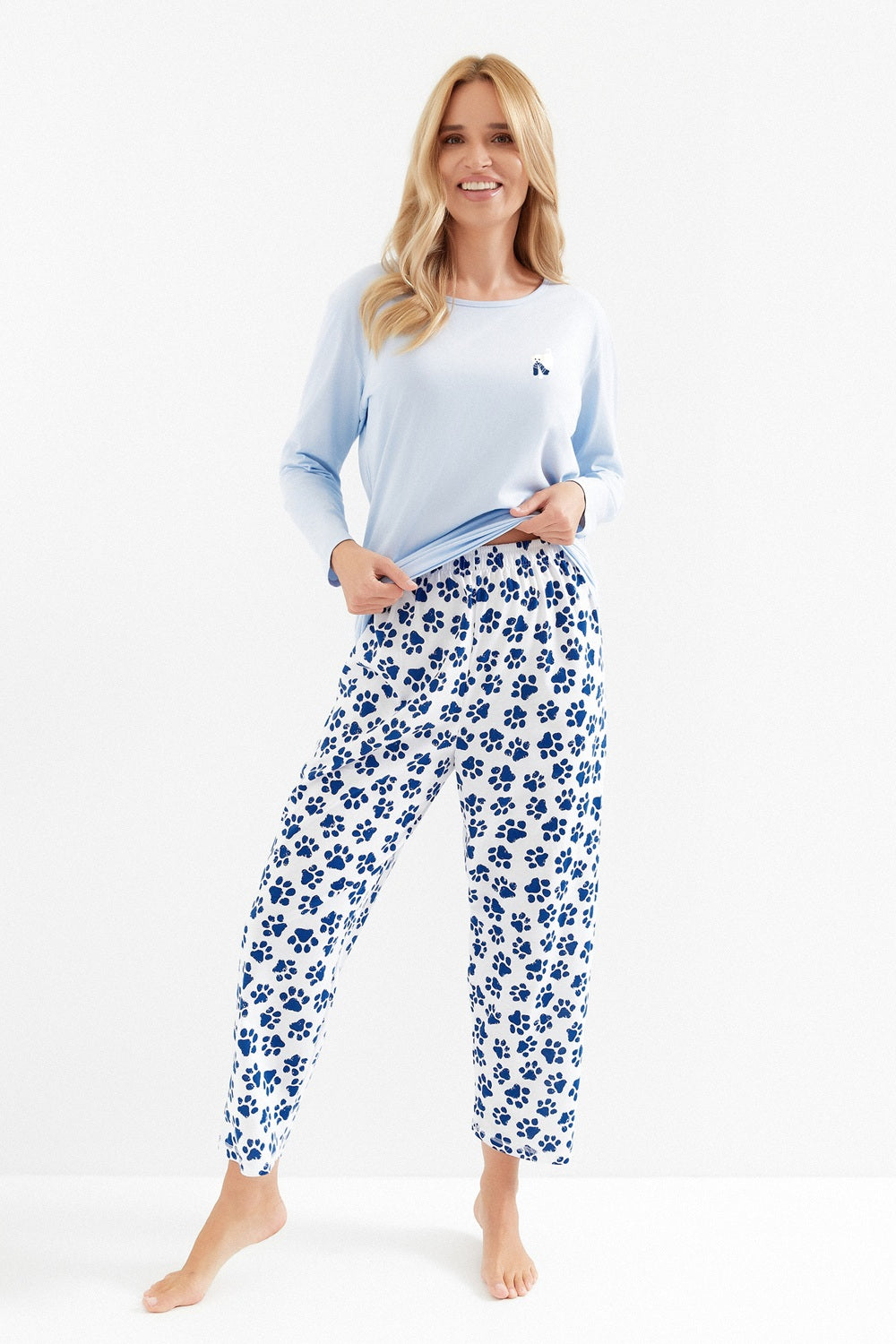 Kobieta w piżamie damskiej z napisemWild Love