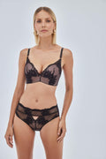 Modelka w czarnej koronkowej bieliźnie Alles Allure, tył