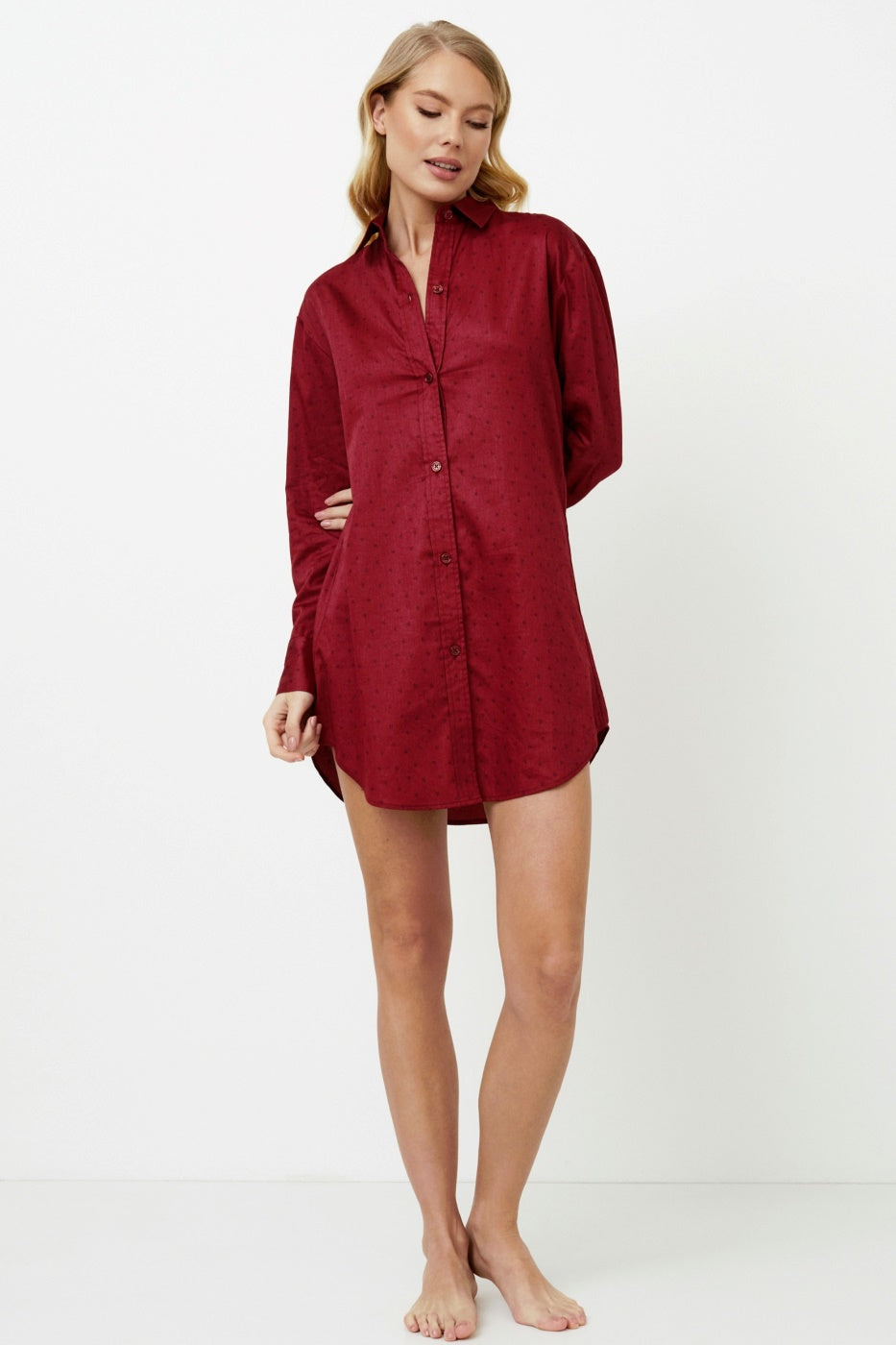 Aruelle Vittoria nocna koszulka damska z czerwonego satynowego materiału, elegancka i komfortowa do spania