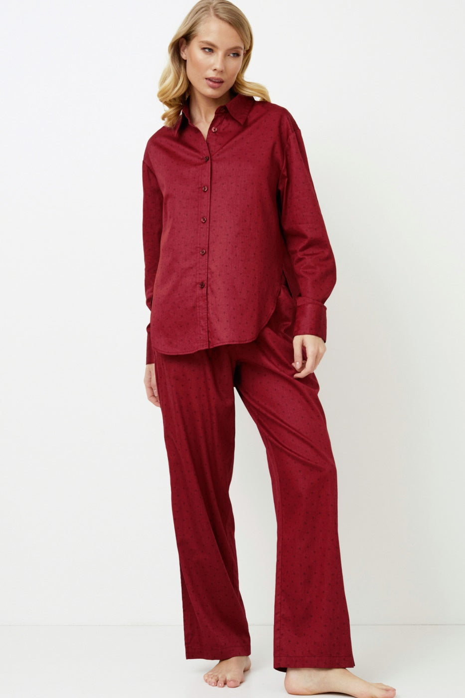 Długa satynowa piżama damska Aruelle Vittoria w kolorze czerwonym