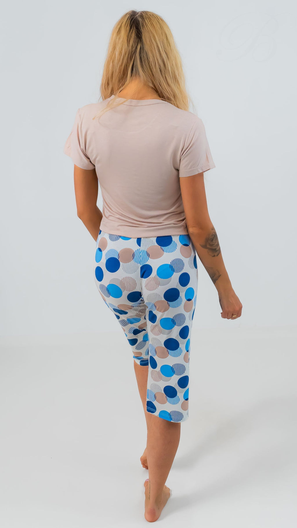 Tylna strona damskiej piżamy z wzorem kółek, wygodny strój do spania