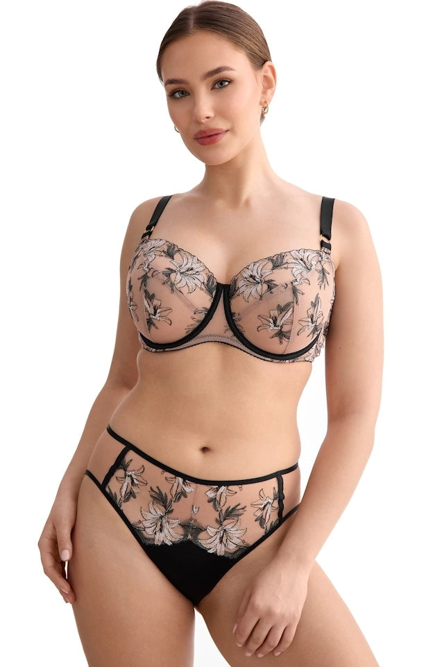 Modelka w biustonoszu miękkim z koronkowym wzorem, Ewa Bień B171 Salma