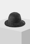 czarny kapelusz plażowy z papierowego materiału