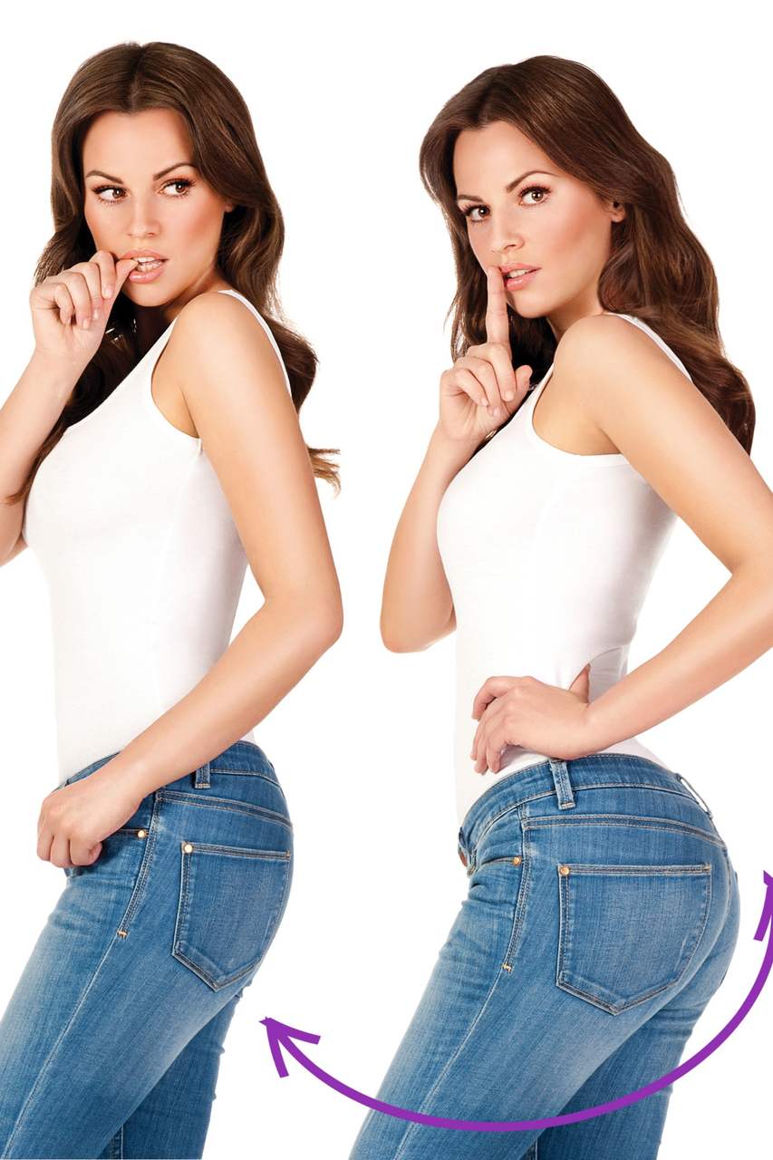 Kobieta w białym topie i jeansach, pokazująca efekt powiększenia po użyciu fig modelujących, w stylu casual