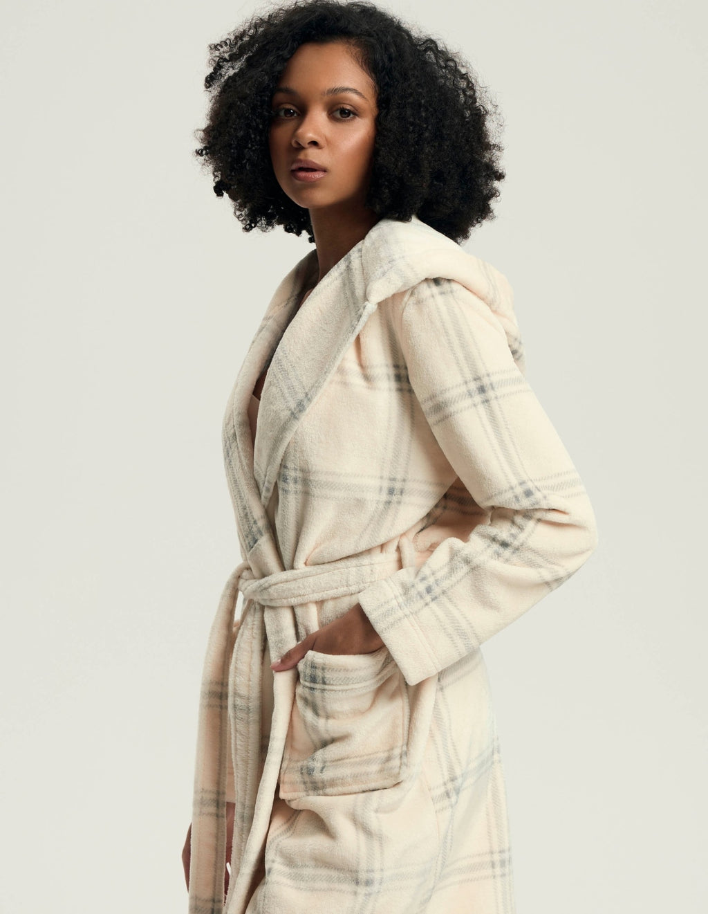 Szlafrok damski Henderson 43596 Danna z kapturem w beżowo-kraciasty wzór, z paskiem do wiązania