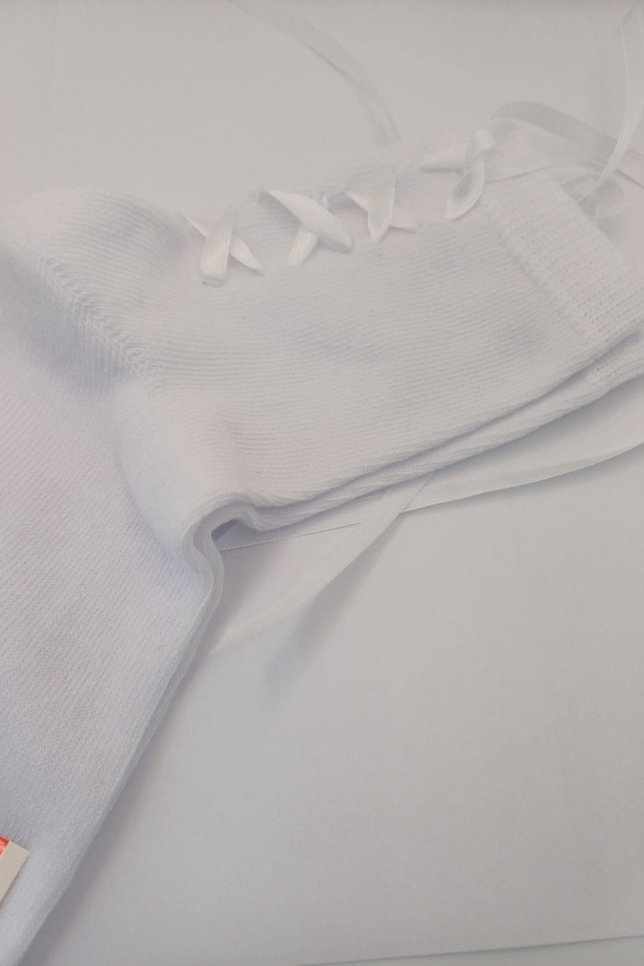 Białe buty sportowe, wygodne, na linii produkcyjnej