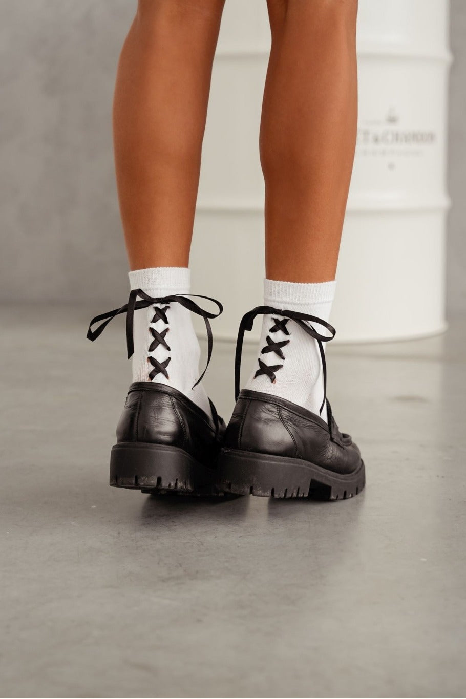 Skarpetki damskie sznurowane, biało-czarne, stylowe
