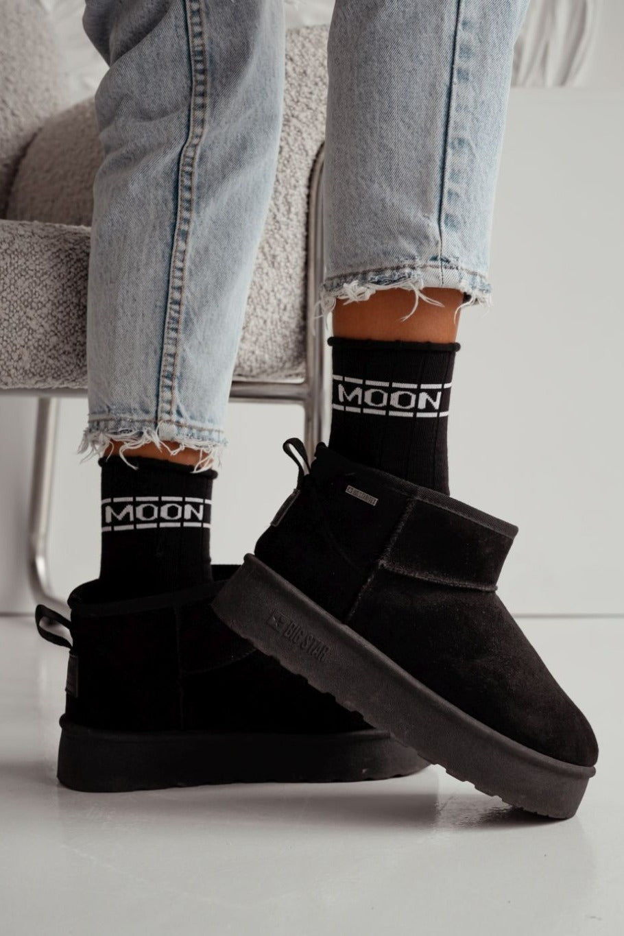 czarne skarpetki Moon z logo, stylowe dodatki do ubrań, moda damska