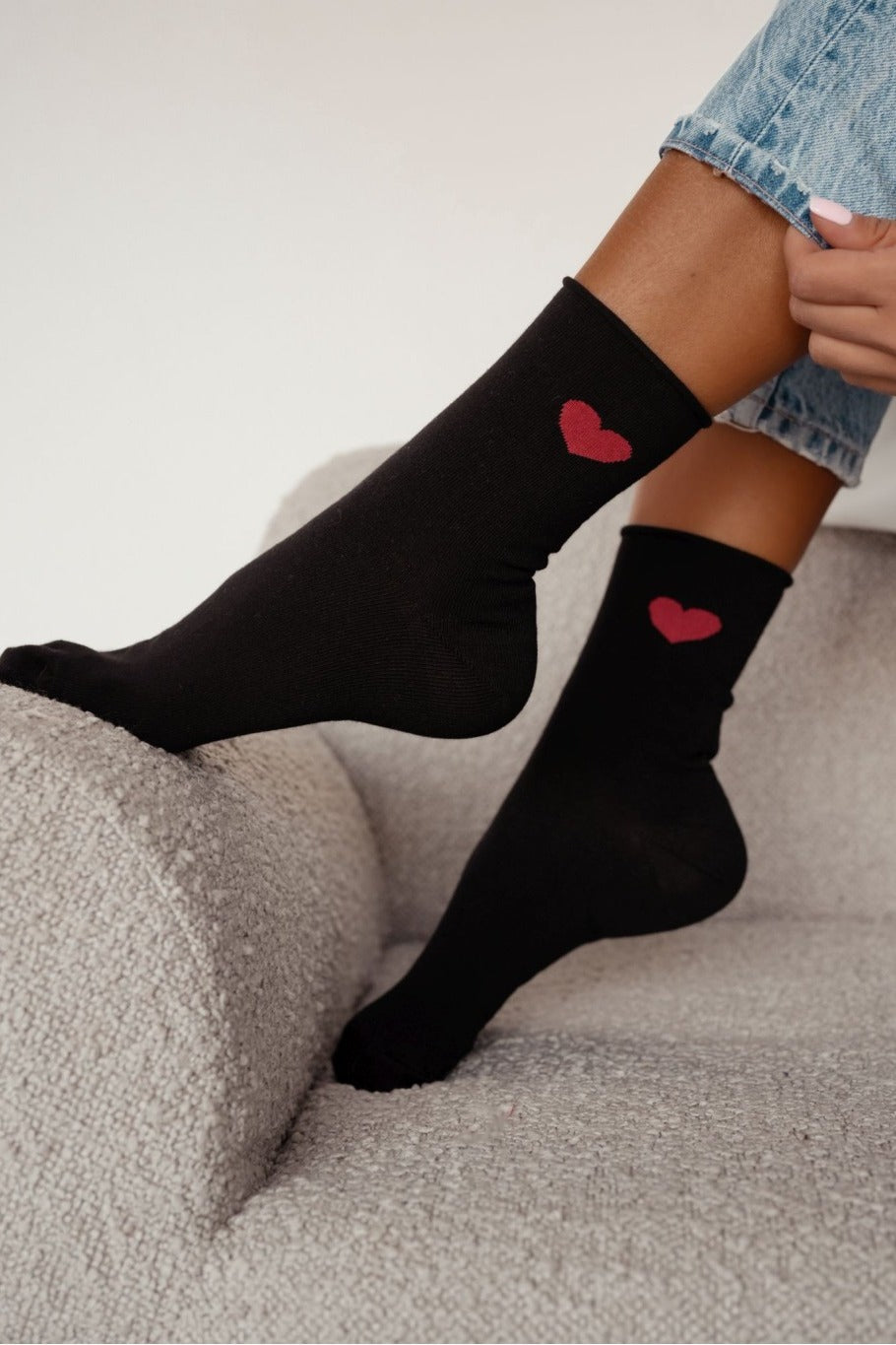 Czarne skarpetki z sercem, na stopach, stylowe, dla kobiet