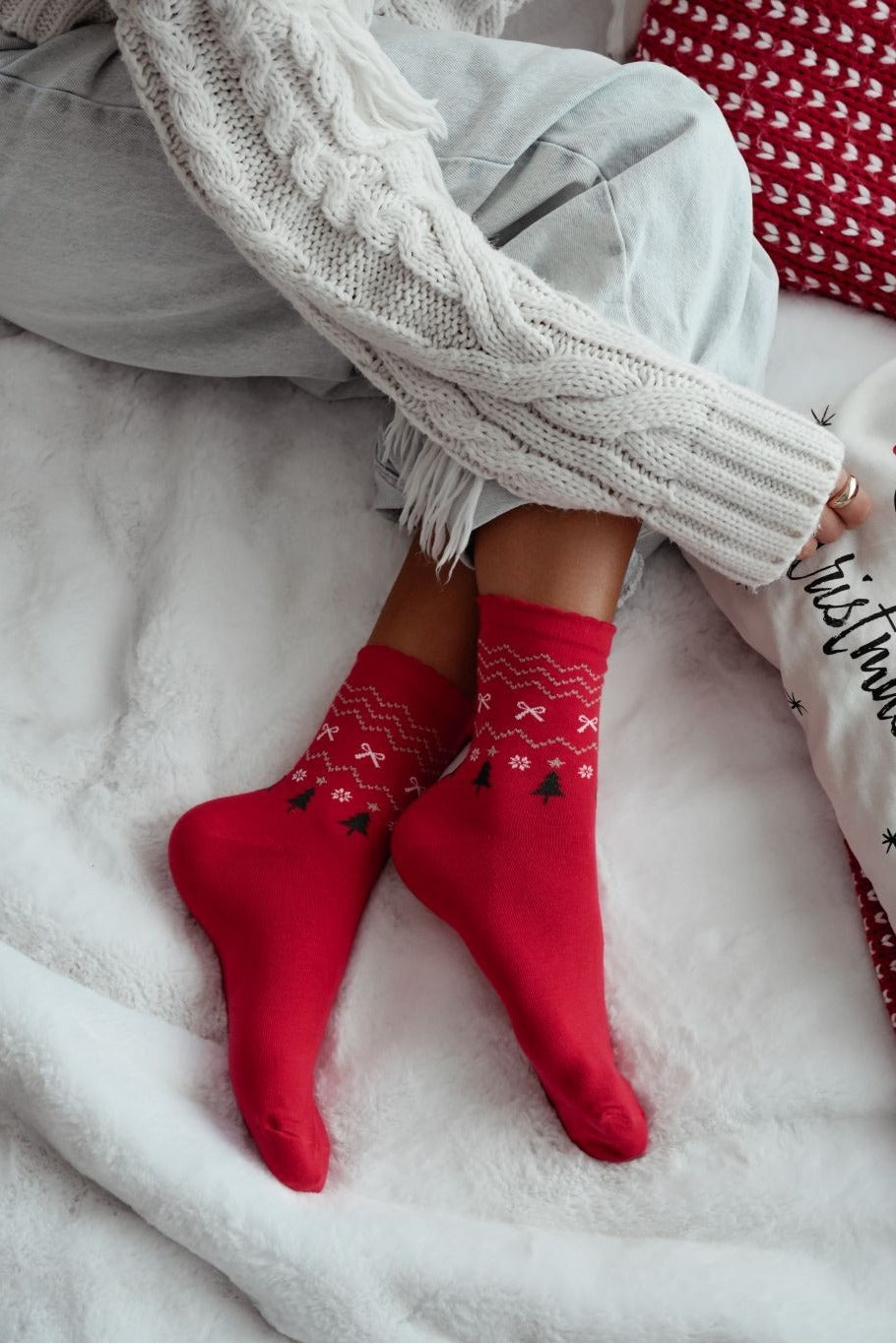 Świąteczne skarpety z motywem choinki i świątecznymi wzorami