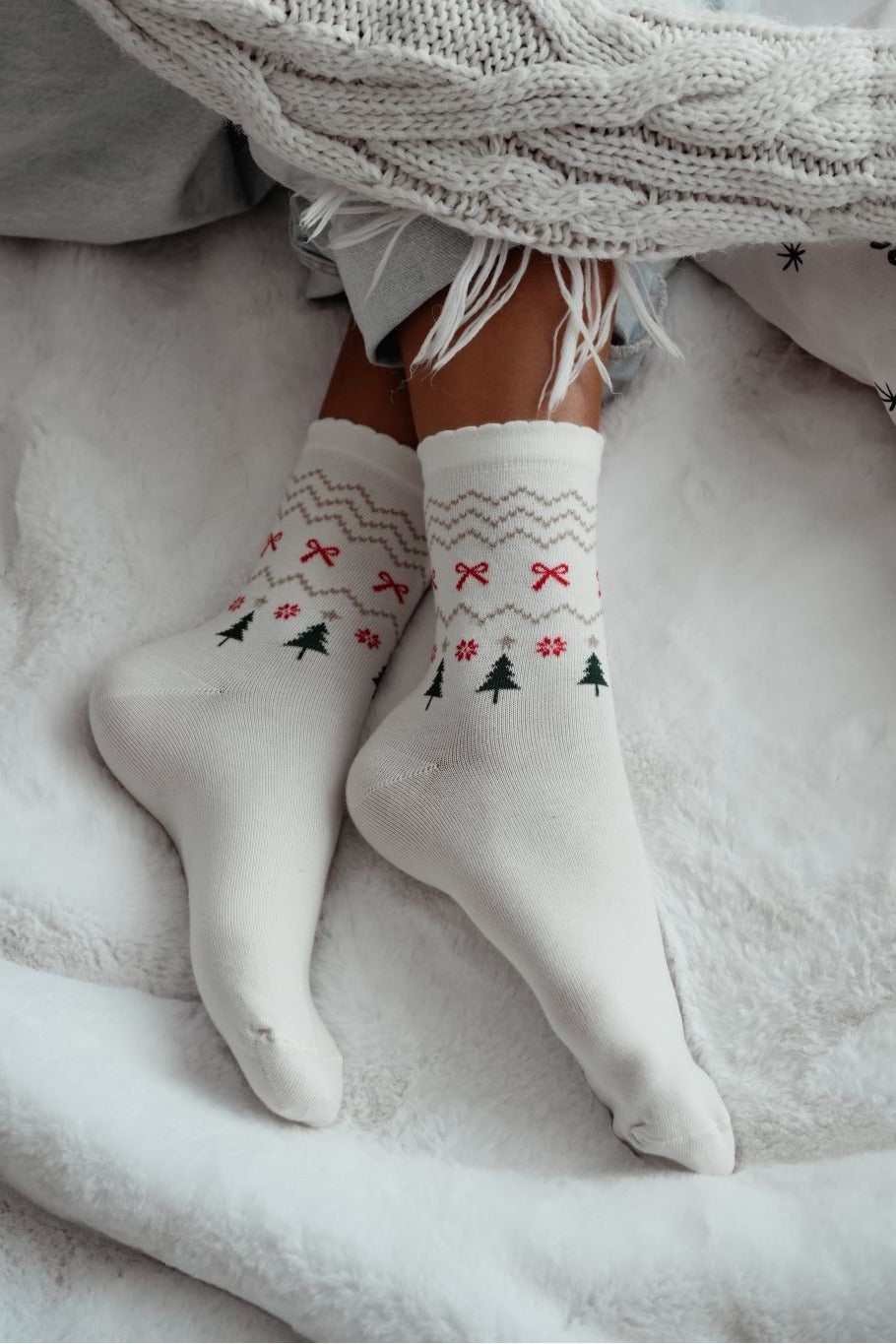 Białe skarpety świąteczne z motywem choinki i wstążek