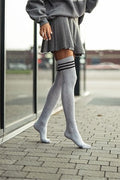 Szare zakolanówki bawełniane ze ściągaczem w paski, modne skarpety do stylizacji casual