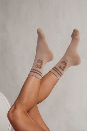 Beżowe skarpetki damskie z literą C i paskami, stylowe skarpety do noszenia na co dzień