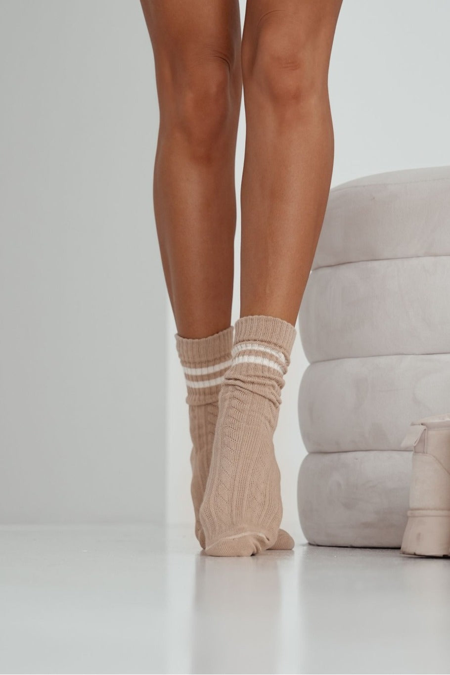 Beżowe skarpetki damskie z warkoczem i paskami, stylowe skarpety do codziennego użytku