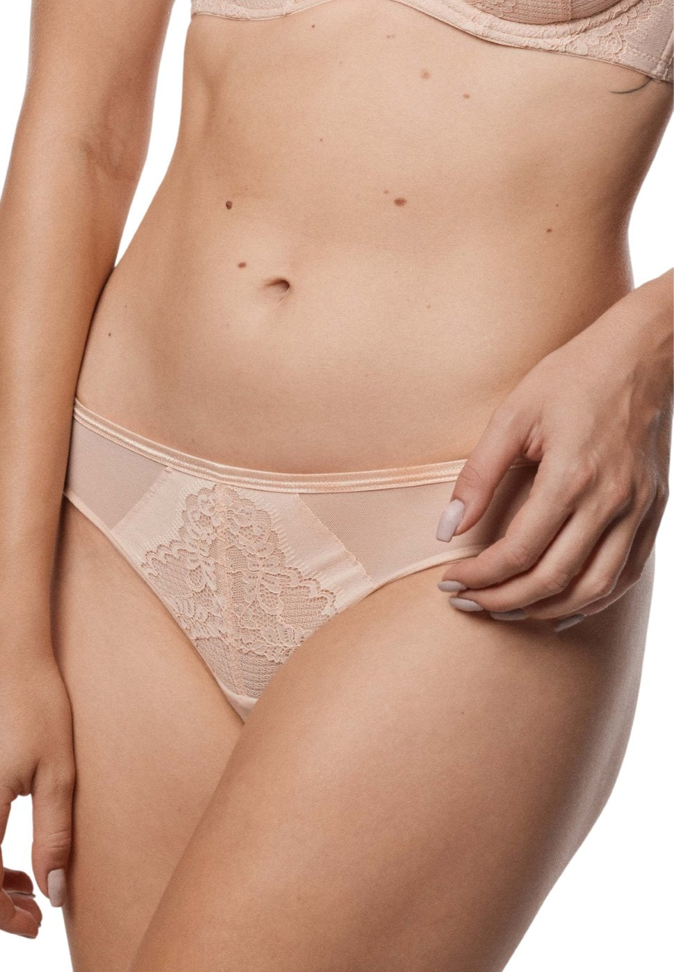 Detal majtek brazylianów Nipplex Casilda II beżowych
