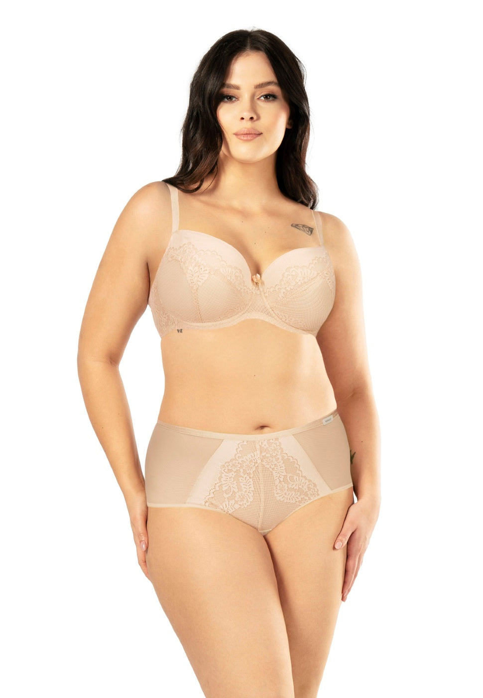 Beżowe koronkowe figi Nipplex Casilda II na modelce, bielizna damska, eleganckie majtki