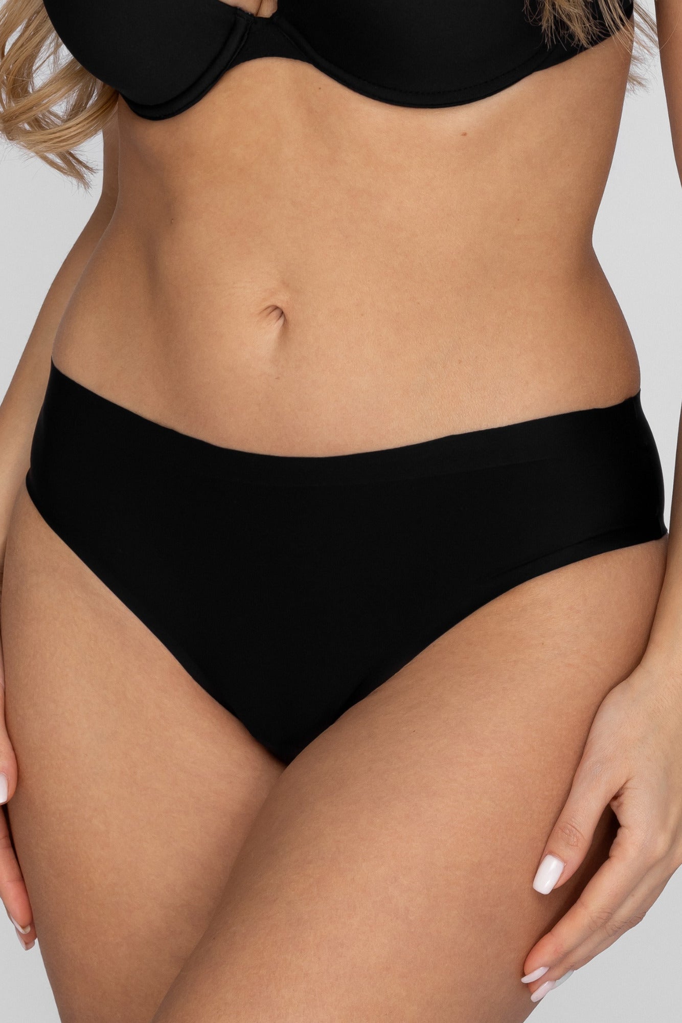 Nipplex Silvia Majtki Brazyliany w czarnym kolorze, komfortowe i stylowe, dla kobiet ceniących wygodę