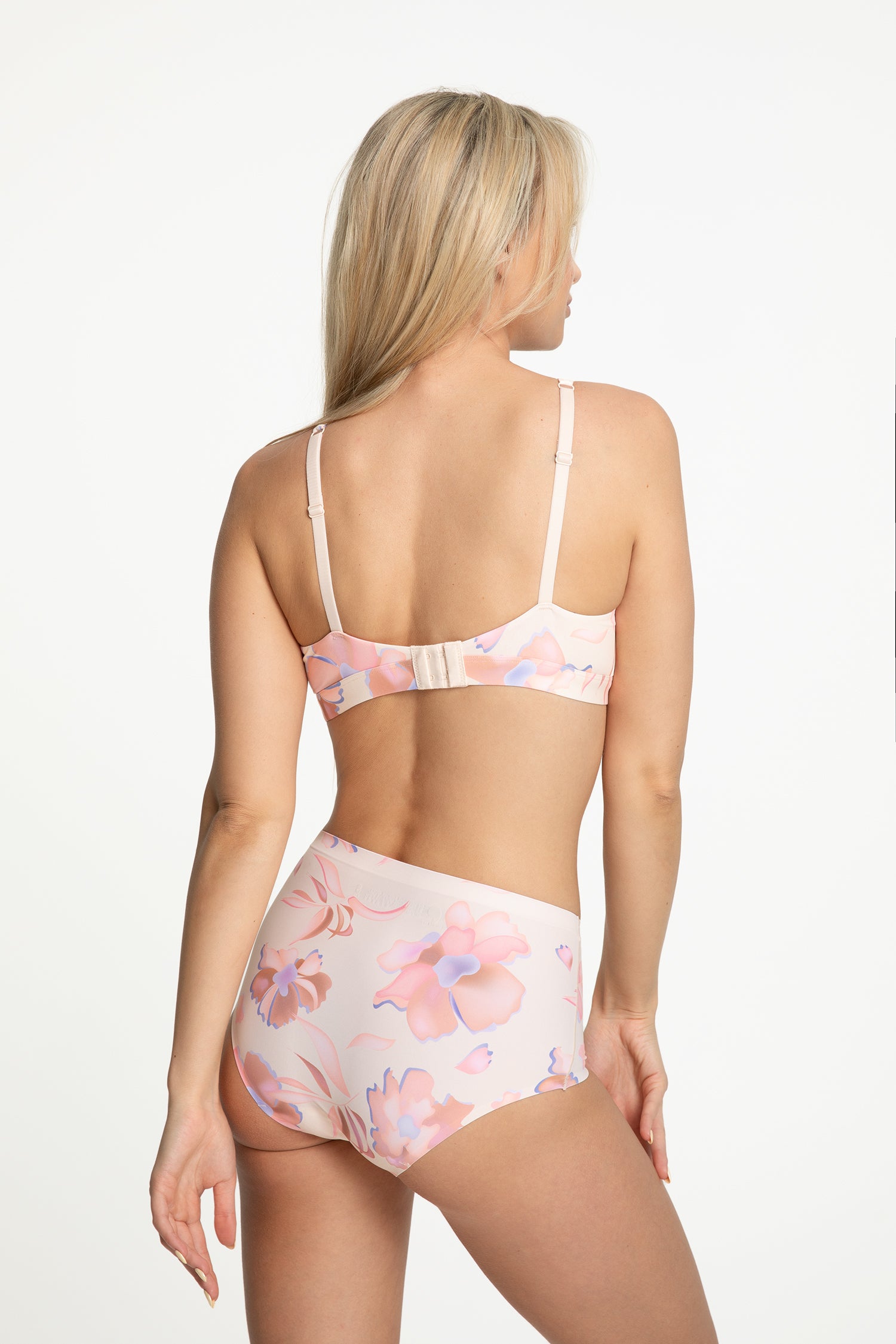 Tył majtek Paloma Pink Floral Maxi Figi na modelce