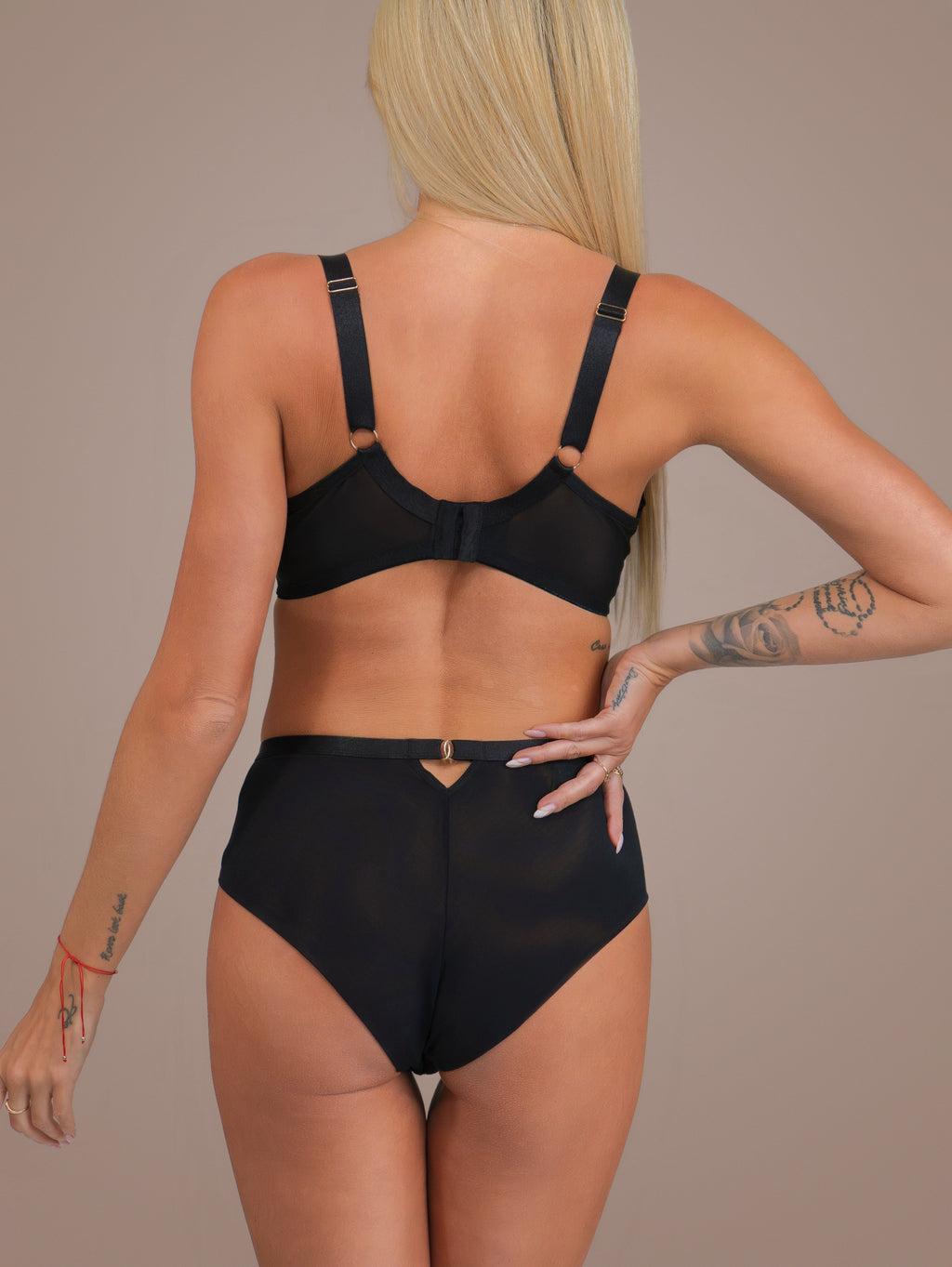 Czarna bielizna damska z koronkowym biustonoszem i majtkami z paskami, elegancki zestaw z kategorii bielizny