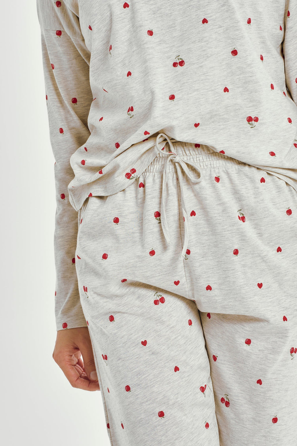 Zbliżenie na szary materiał piżamy damskiej Taro 3430 Adele z czerwonymi wiśniami, miękka bawełniana tkanina