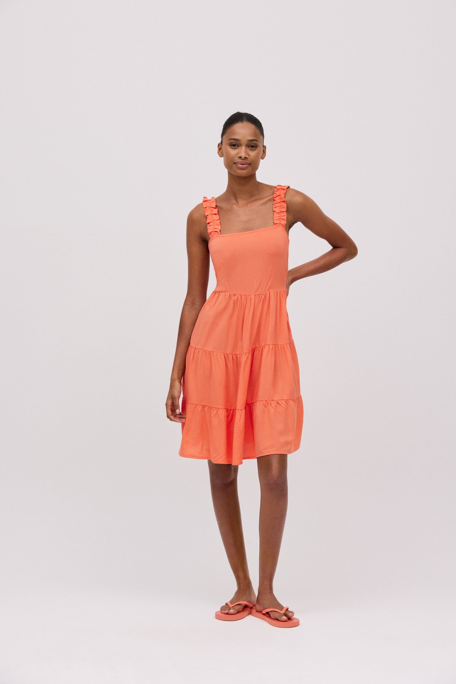 Modelka w sukience plażowej Ysabel Mora 86132 z falbankami na ramiączkach, odzież kąpielowa, odzież plażowa, letnia sukienka