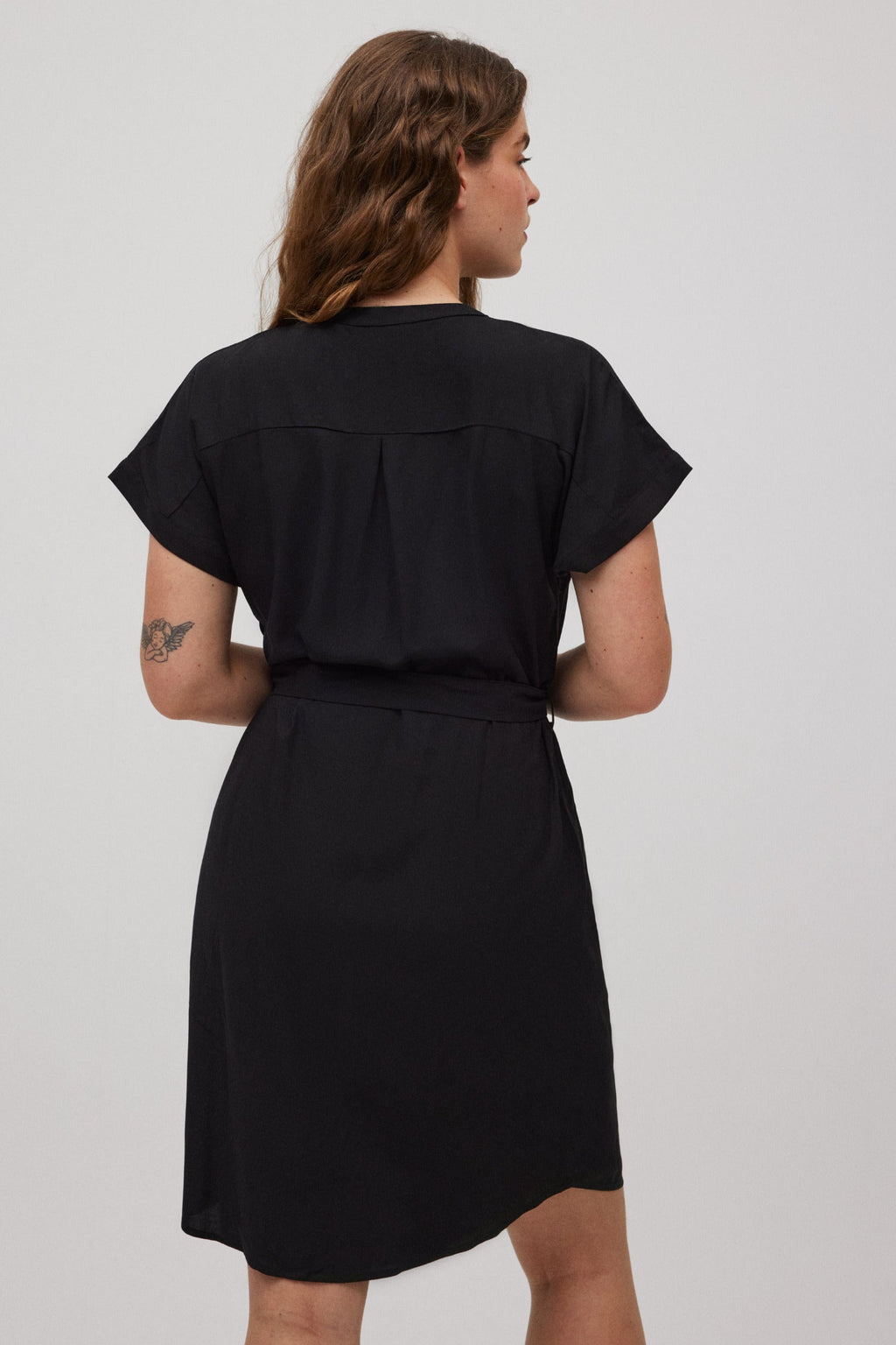 Tył sukienki Ysabel Mora 86160, czarna, z plisowaniem i krótkim rękawem, elegancka odzież plażowa