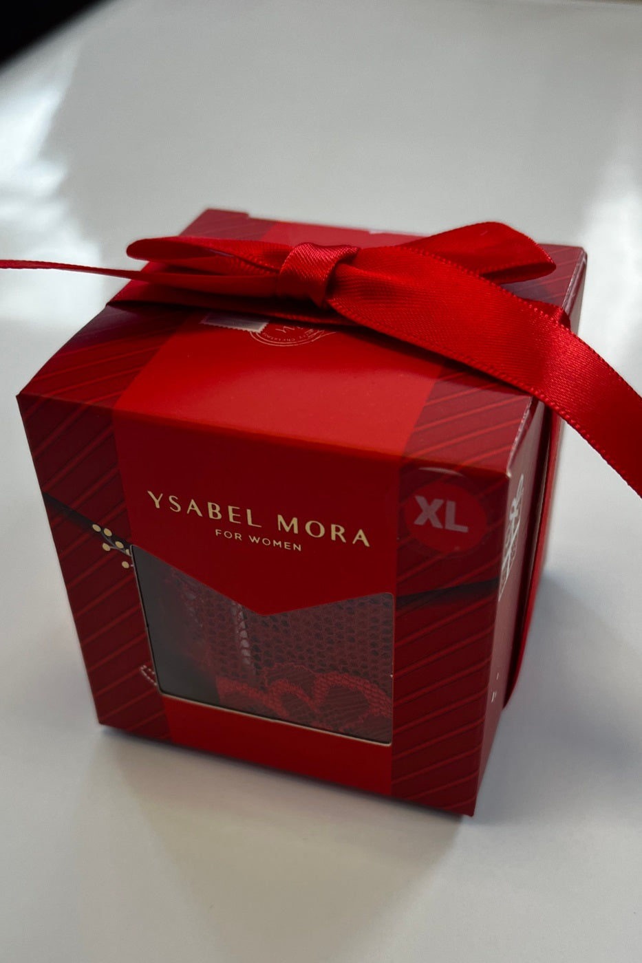 Opakowanie prezentowe z czerwonym wstążką, świąteczne opakowanie na figi damskie, prezent bożonarodzeniowy