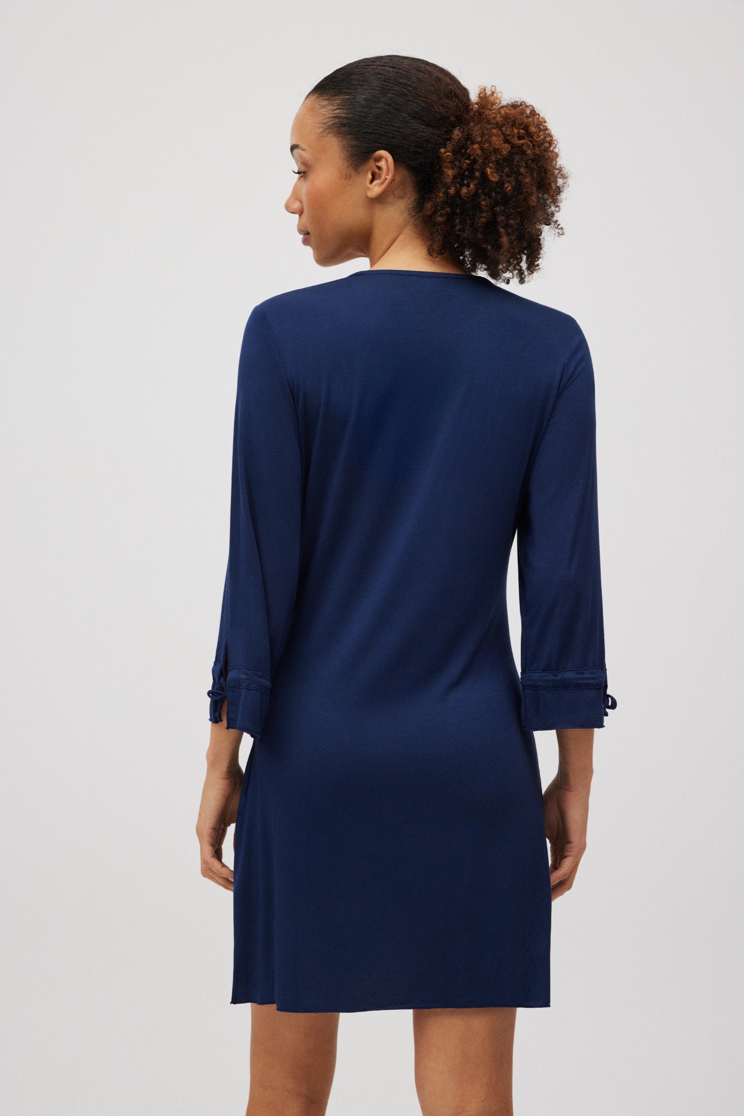 Granatowa sukienka z dekoltem i wiązaniem na rękawach