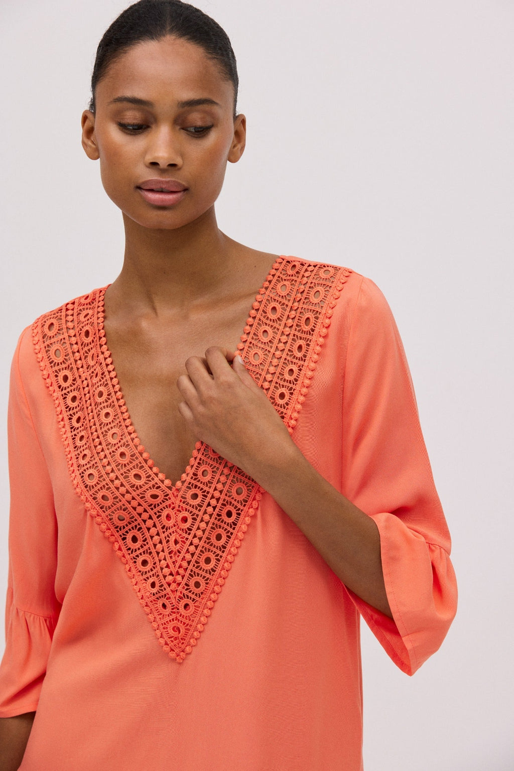 Ysabel Mora 86133 Sukienka plażowa z koronkowym dekoltem