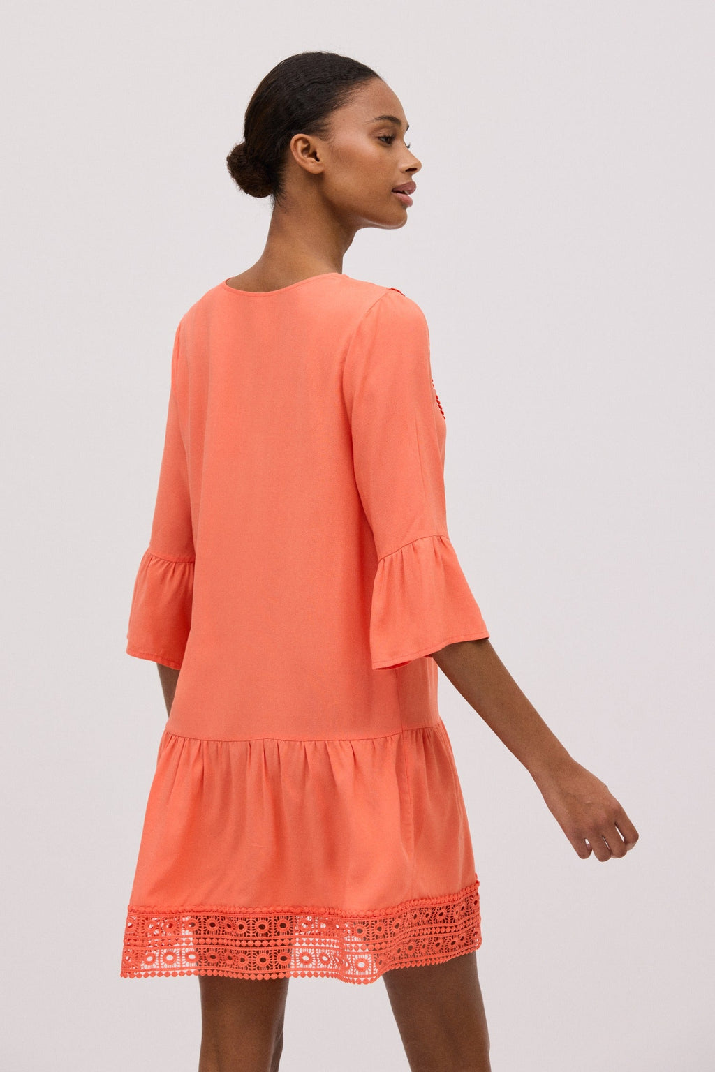 Ysabel Mora 86133 Sukienka plażowa z falbankami i koronkowym dołem