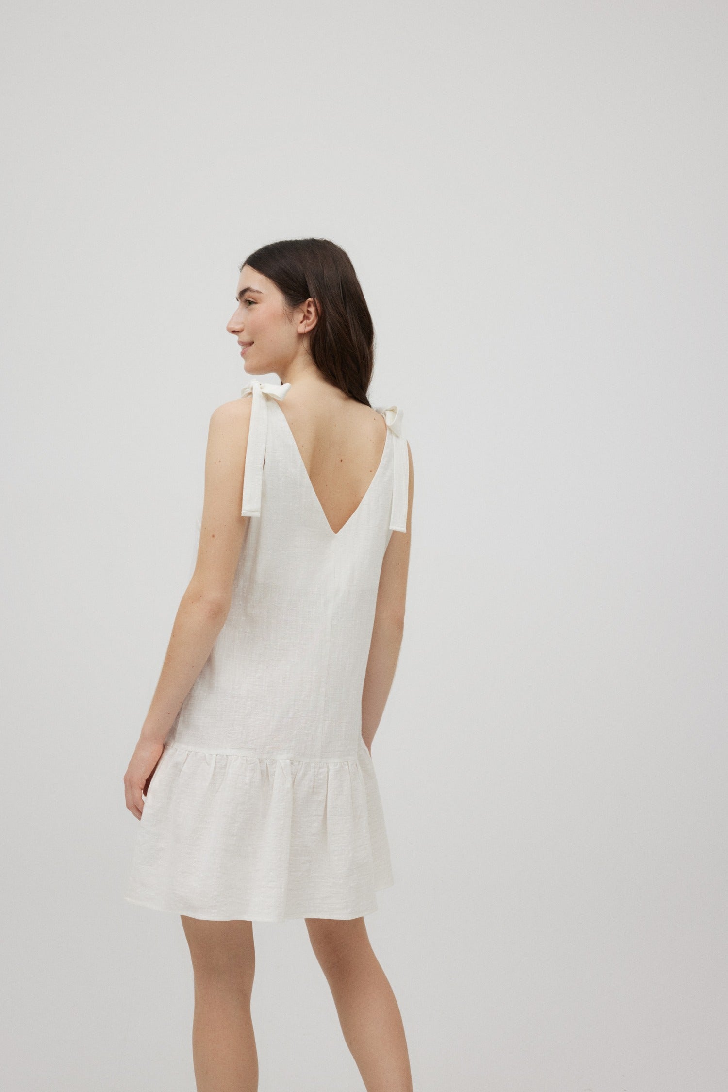 Ysabel Mora 86147 Sukienka, tył sukienki z dekoltem V i wiązaniami na ramionach, elegancki strój plażowy