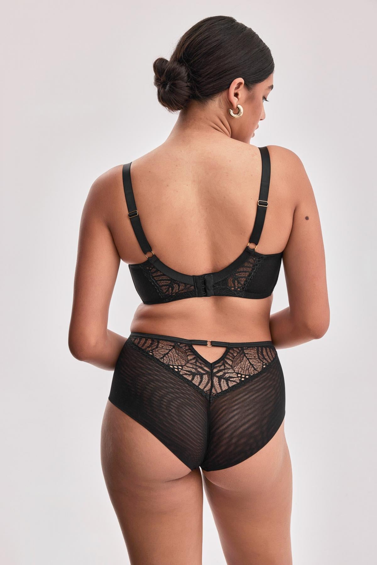 Beżowy biustonosz i majtki damskie z koronkowym wzorem, stylowy zestaw