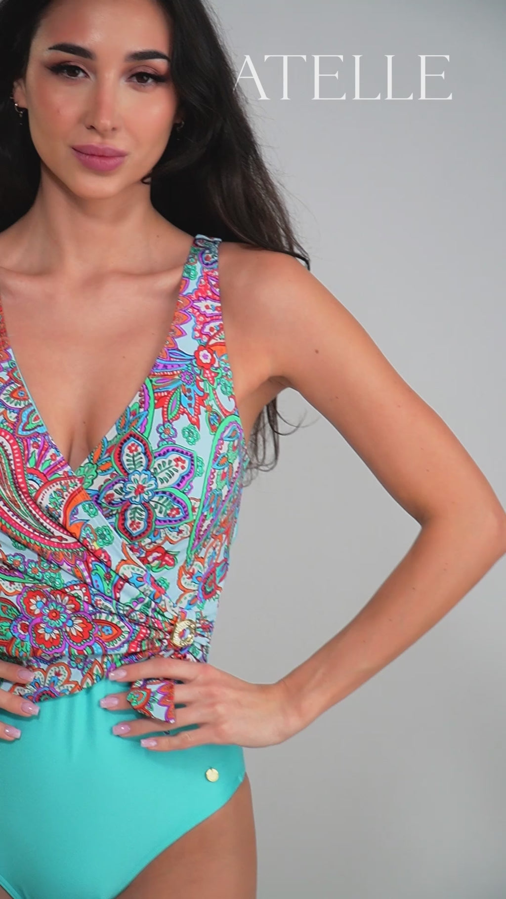 Kolorowy kostium kąpielowy jednoczęściowy, wzór tropikalny, Self S1069 Thailand 3 Col 47, modelka