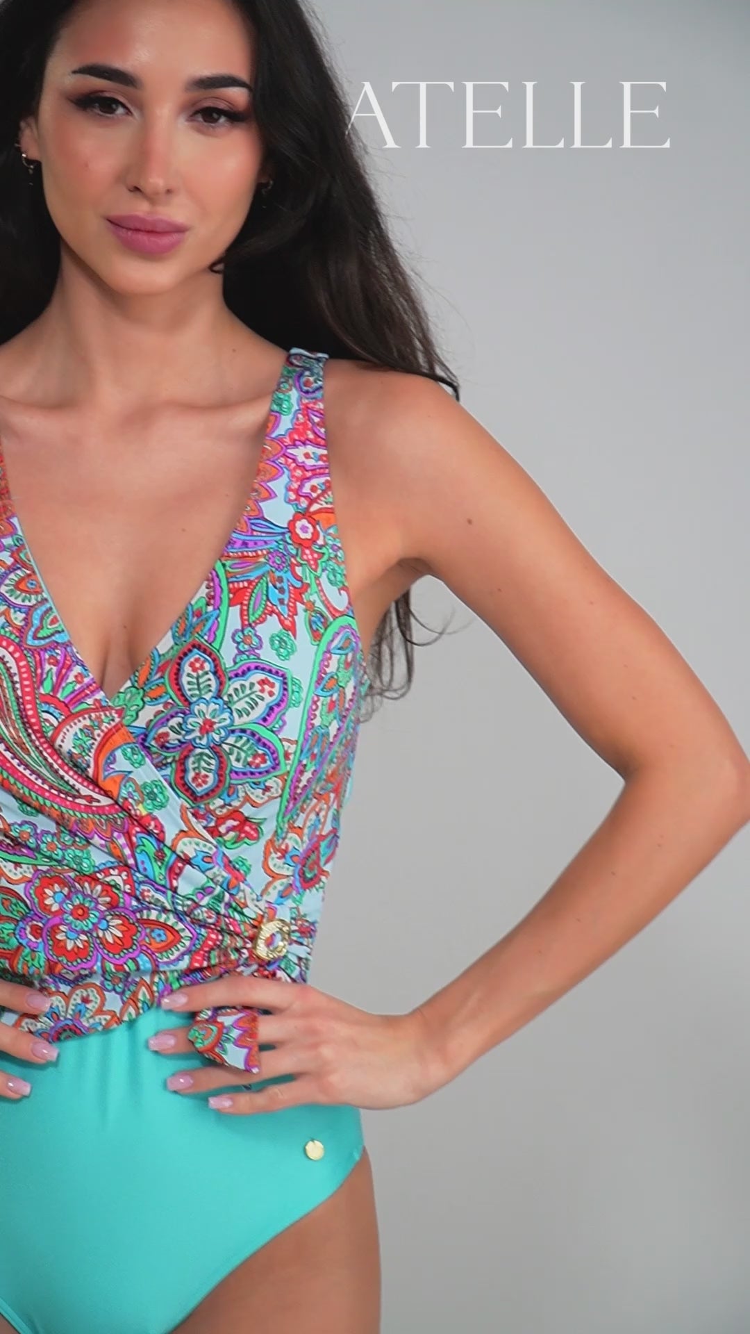 Kolorowy kostium kąpielowy jednoczęściowy, wzór tropikalny, Self S1069 Thailand 3 Col 47, modelka