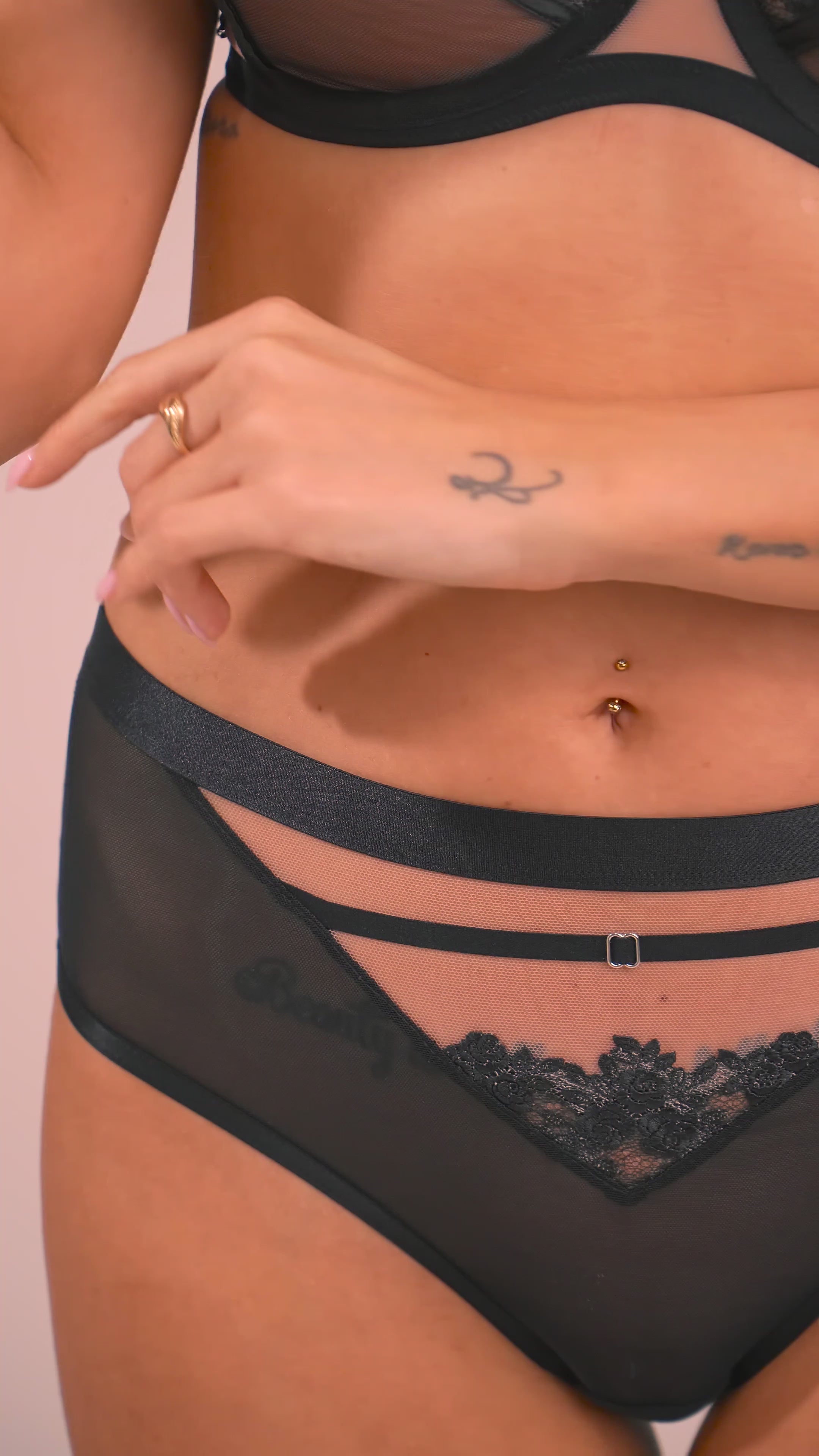 Zbliżenie na czarny biustonosz Subtille Rose z koronką i paskami, damska bielizna z kategorii biustonoszy miękkich