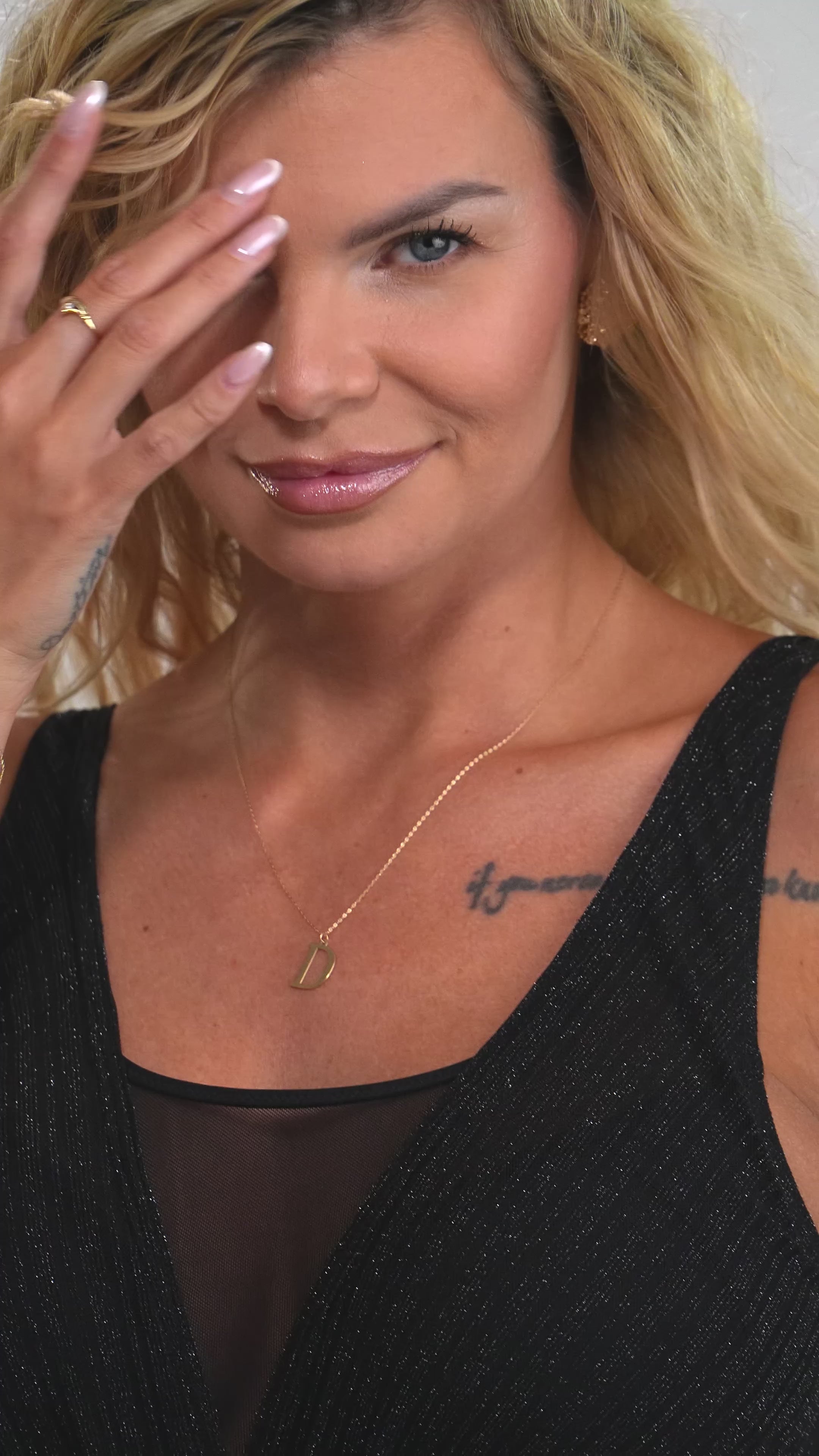 Modelka w kostiumie kąpielowym Self S1006V1 Lucerne 5, czarnym, z dekoltem, na plażę, dla kobiet, e-commerce