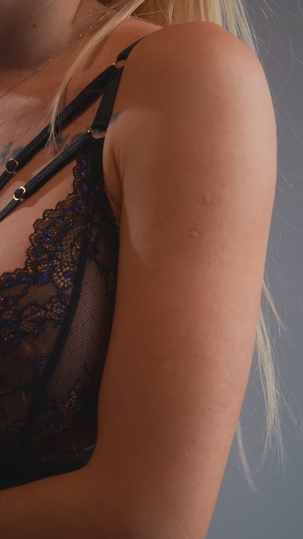 Axami V-10391 Biustonosz miękki czarny z koronką i fiszbinami