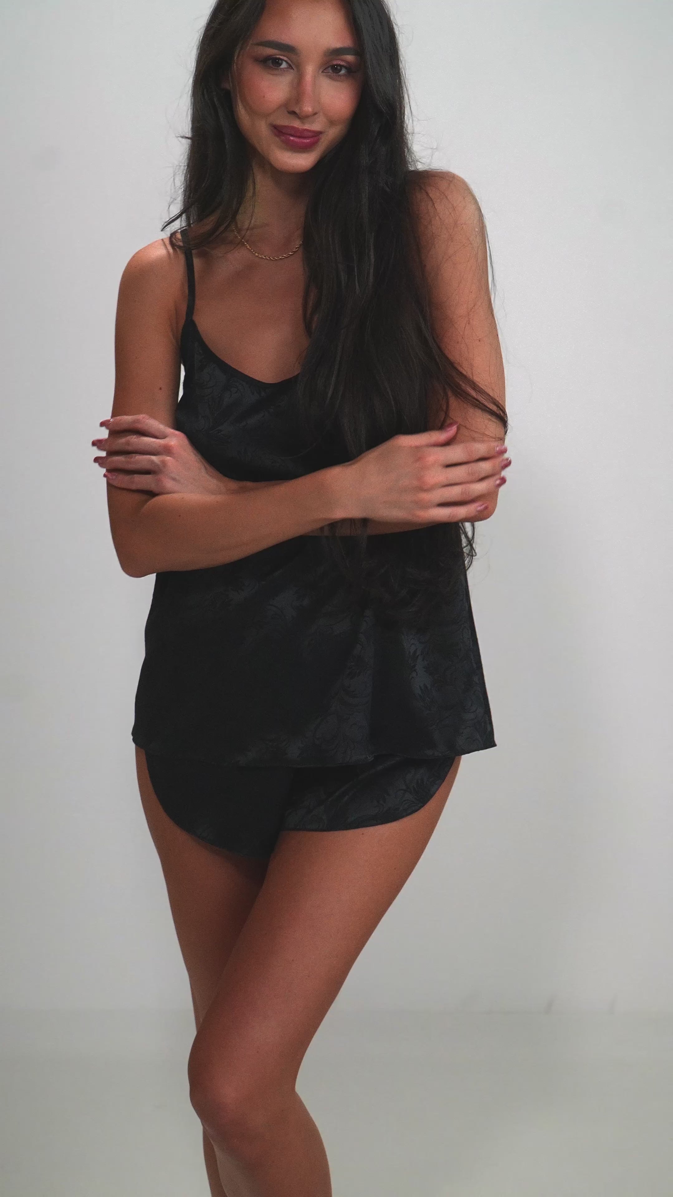 Elegancka czarna satynowa piżama damska