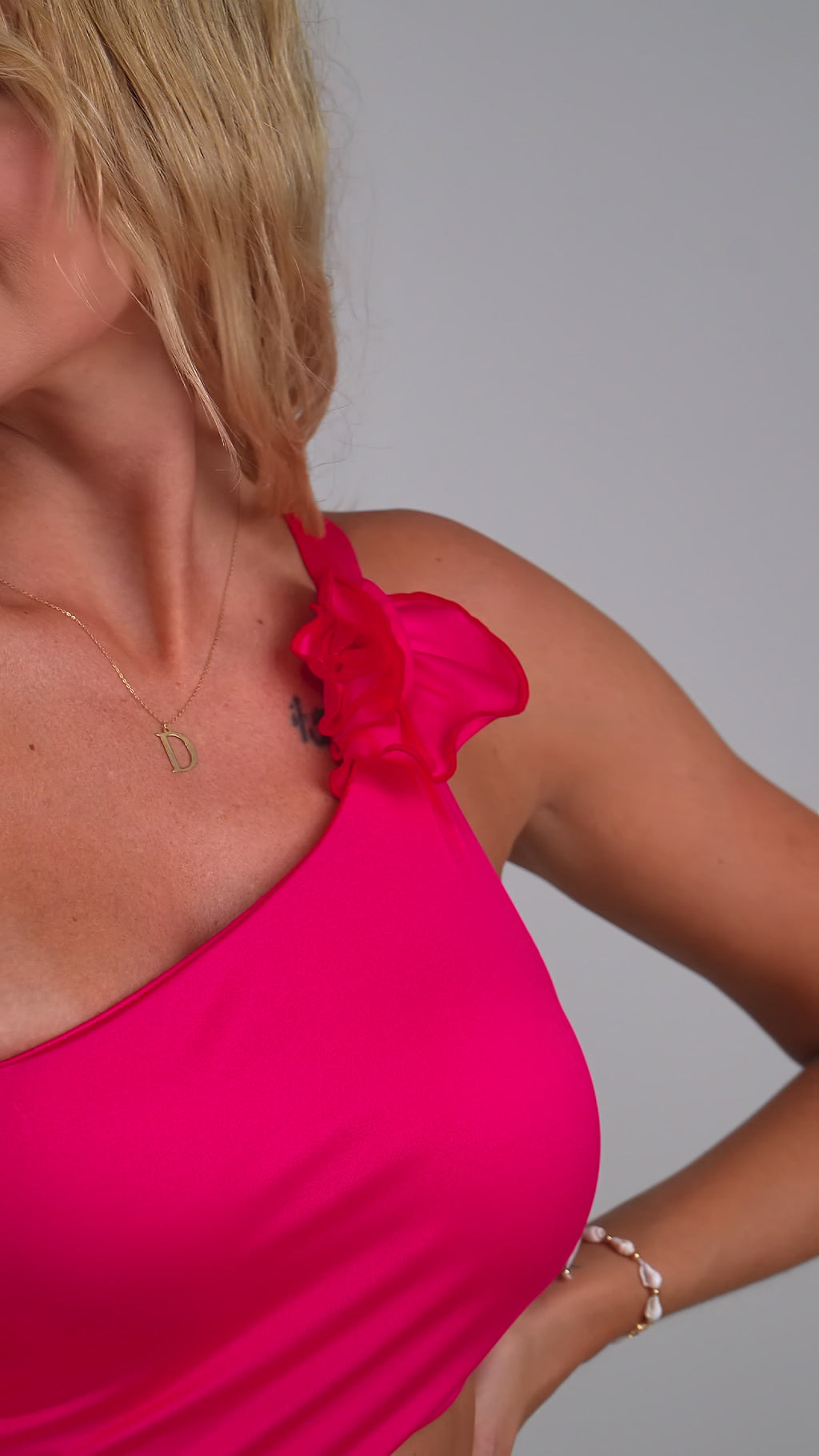Detal kostiumu kąpielowego Gabbiano Treacy-G T, różowy jednoczęściowy strój z ozdobną falbaną na ramieniu, elegancki design
