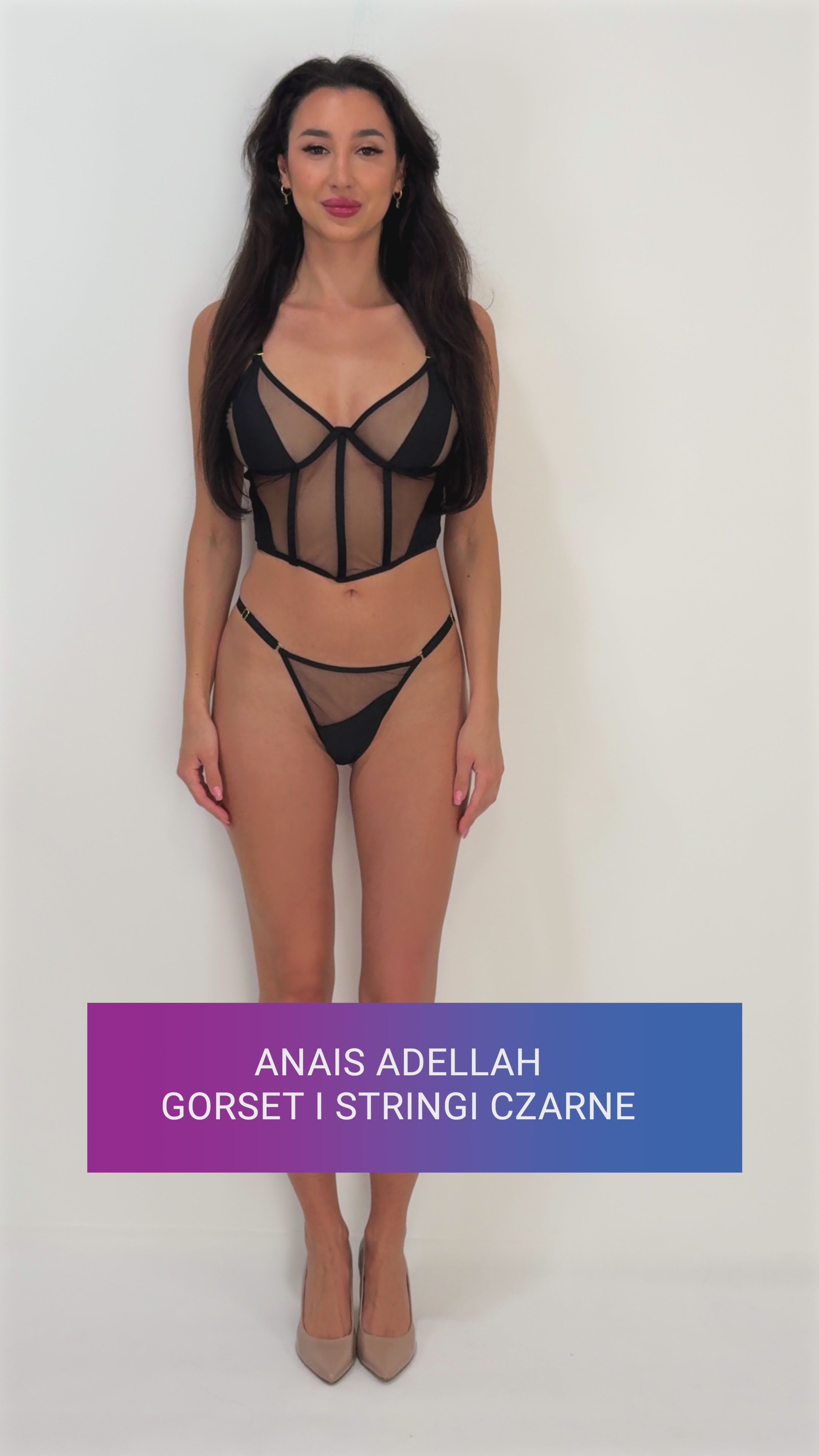 Modelka w czarnym koronkowym gorsecie i stringach, seksowna bielizna