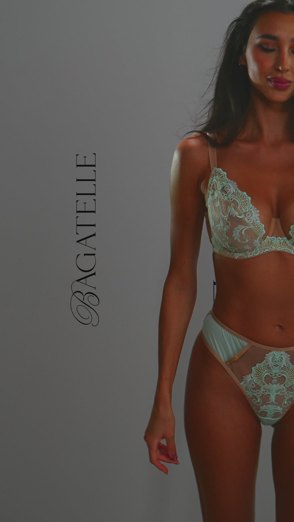 Modelka w biustonoszu i figach Bagatelle Mint, elegancka damska bielizna, stylowa stylizacja